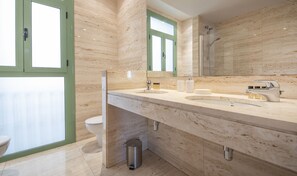 Duschwanne, Haartrockner, Bidet, Handtücher