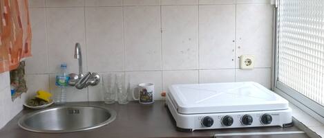 Réfrigérateur, micro-ondes, batterie de cuisine, vaisselle et ustensiles