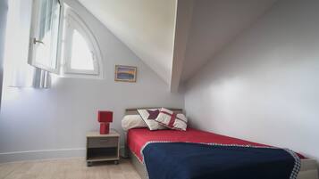 2 slaapkamers, een strijkplank/strijkijzer, reisbedje, wifi