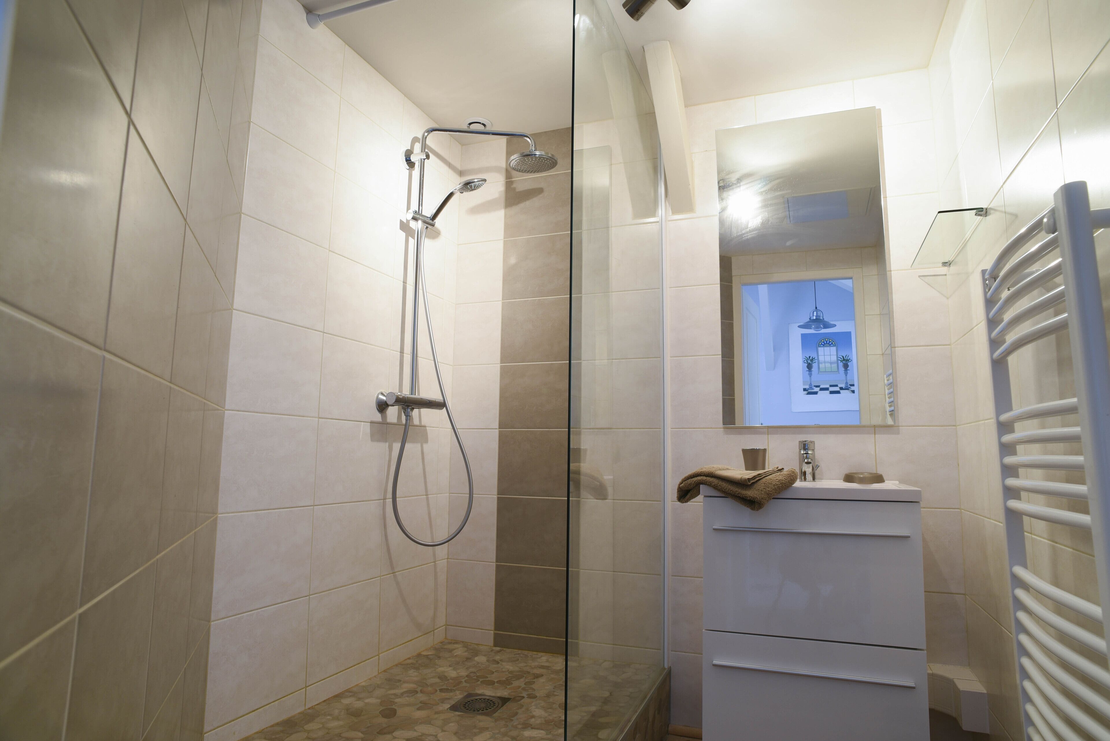 Douche, sèche-cheveux, serviettes fournies, papier toilette
