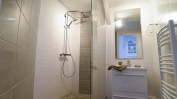 Douche, sĂšche-cheveux, serviettes fournies, papier toilette