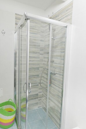 Dusche, Haartrockner, Handtücher