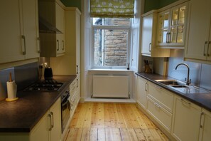 Kühlschrank, Mikrowelle, Geschirrspüler, Toaster