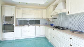 Een koelkast, een magnetron, een oven, een kookplaat