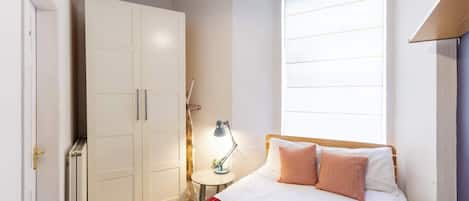 2 bedrooms, iron/ironing board, Internet, bed sheets