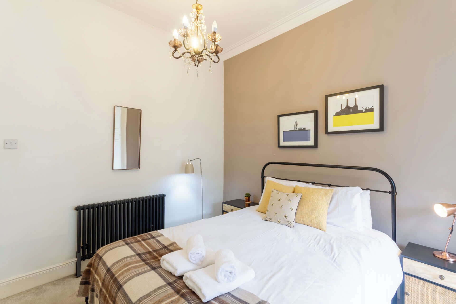 2 bedrooms, iron/ironing board, internet, bed sheets