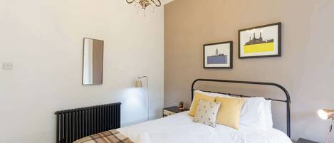 2 bedrooms, iron/ironing board, Internet, bed sheets