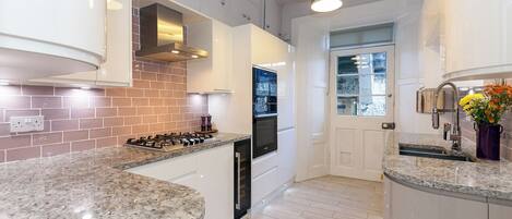 冷蔵庫、電子レンジ、オーブン、コンロ