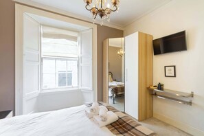 2 bedrooms, iron/ironing board, internet, bed sheets