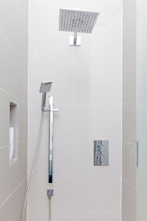 Bathtub, hair dryer - Beautifully Modernised New Town Home for 5 (Edinburgh)