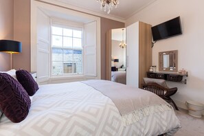 2 bedrooms, iron/ironing board, Internet, bed sheets - Beautifully Modernised New Town Home for 5 (Edinburgh)