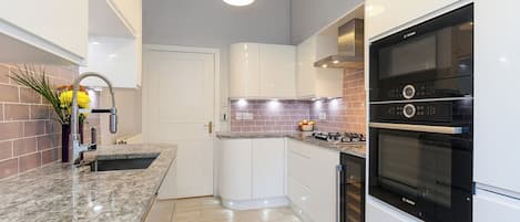 Kühlschrank, Mikrowelle, Ofen, Herdplatte