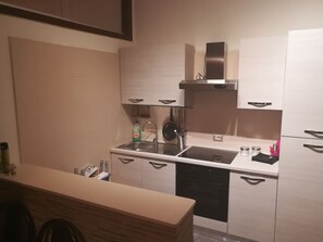Fridge, oven, stovetop, coffee/tea maker