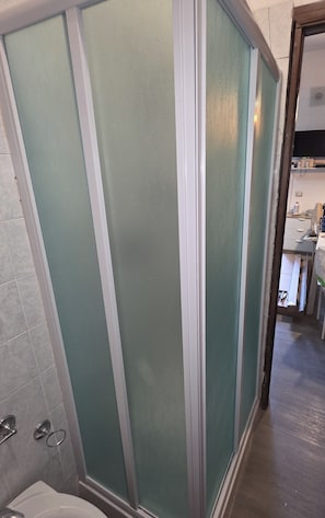 SĂšche-cheveux, serviettes fournies, papier toilette