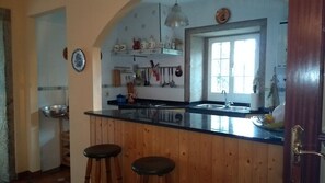 Refrigerador, microondas, horno y cafetera y tetera 