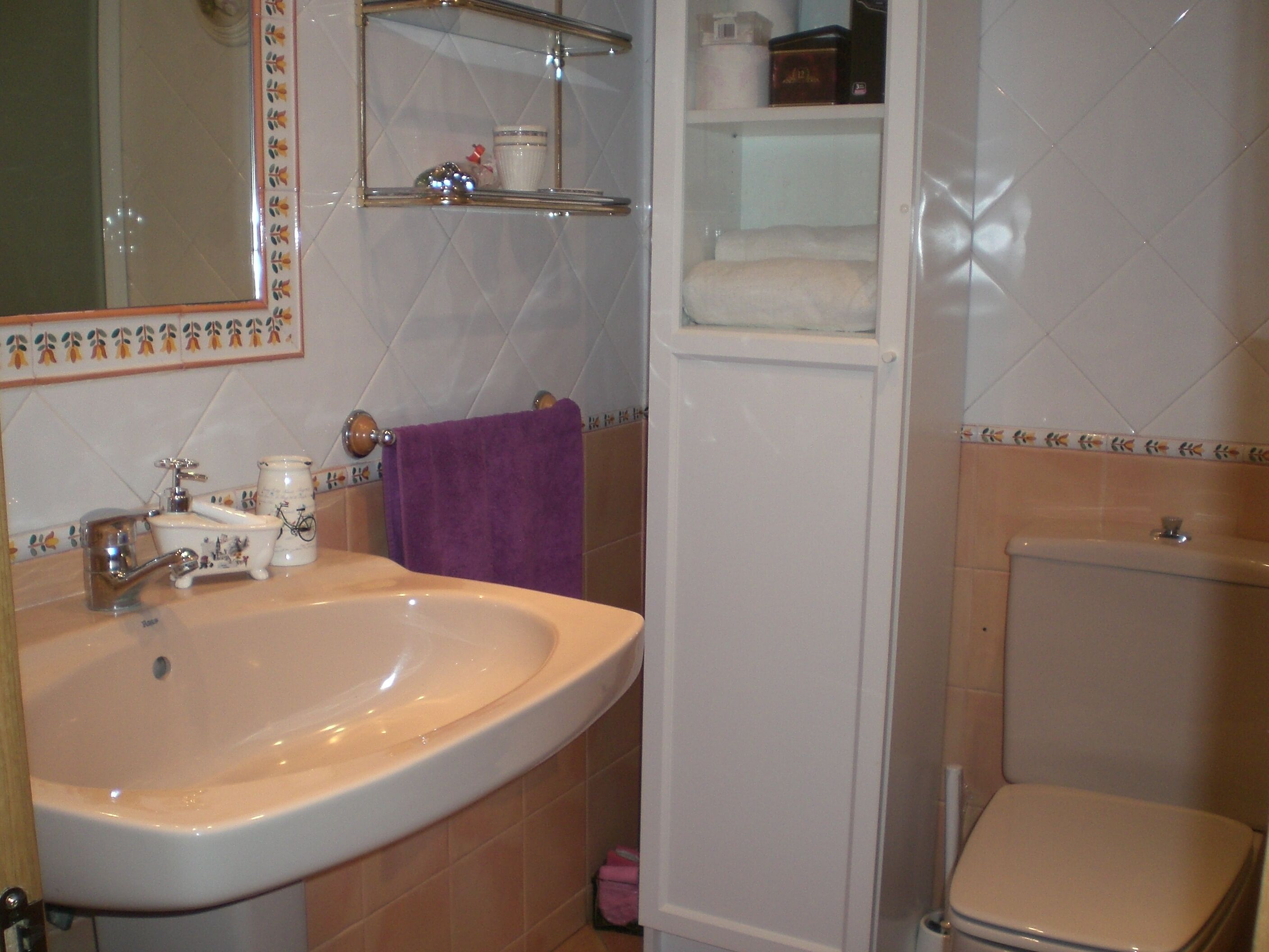 Haartrockner, Handtücher, Seife, Toilettenpapier