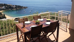 A table set for two with a view of the sea and boats. - ALMADRAVASOL·COM - Fantastic terraced house with parking, wifi and climatisation (Roses)