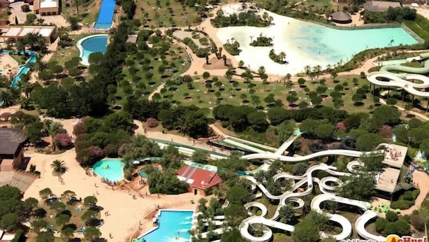 An aerial view of a resort with multiple swimming pools, a large water park, and a beach area. - ALMADRAVASOL·COM - Fantastic terraced house with parking, wifi and climatisation (Roses)