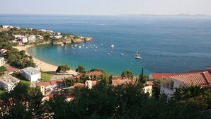 A coastal town with buildings near the beach and boats in the water. - ALMADRAVASOL·COM - Fantastic terraced house with parking, wifi and climatisation (Roses)