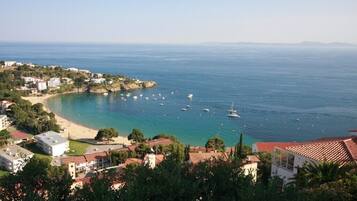 På stranden, liggestole, badehåndklæder