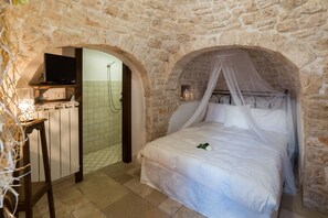 Suite Tradition, côté cour intérieure | Wi-Fi gratuit, draps fournis
