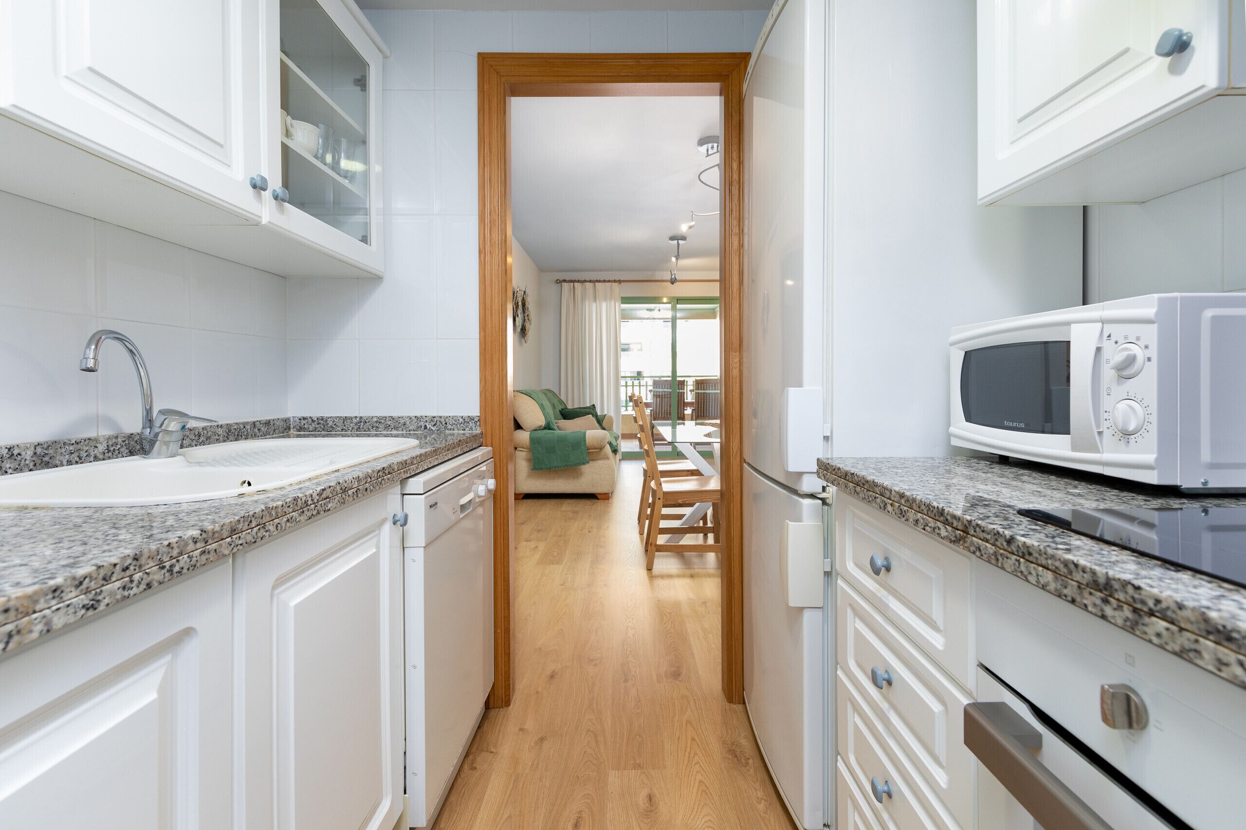 Een koelkast, een microgolfoven, een oven, een vaatwasser