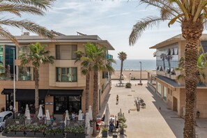 Unclassified image, 3 of 65, button