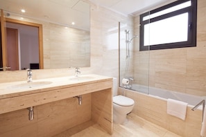Ensemble douche/baignoire, sĂšche-cheveux, bidet, serviettes fournies