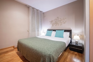 1 habitación, escritorio, tabla de planchar con plancha y wifi