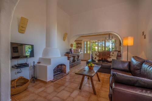 Abgelegene Villa mit privatem Pool und Terrassen mit Meerblick