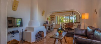 Tilbaketrukket villa med privat basseng og terrasser med havutsikt