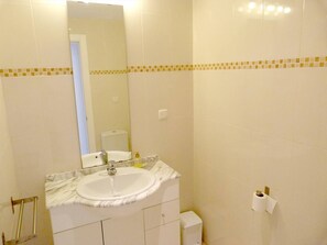 Doccia, asciugacapelli, bidet, asciugamani