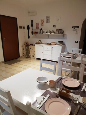 Mikrobølgeovn på fellesområdet, kaffetrakter/tekoker og vannkoker