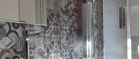 Shower, hydromassage showerhead, free toiletries, hair dryer