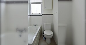 Bathtub, hair dryer, shampoo - Stylish Two Bed, Bruntsfield Apartment, Edinburgh (Edinburgh)