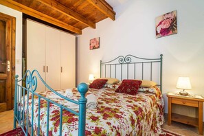 2 bedrooms, iron/ironing board, bed sheets - ORANGE HOUSE: delightful penthouse with sea view (Cala Gonone)