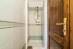 Shower, hair dryer, bidet, towels - ORANGE HOUSE: delightful penthouse with sea view (Cala Gonone)