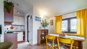 Refrigerador, horno, utensilios de cocina, mesa de comedor