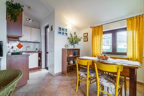 Fridge, oven, cookware/dishes/utensils, dining tables