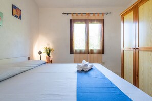 2 soverom, strykejern/-brett og sengetøy