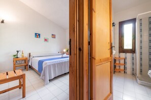 3 quartos, ferros/tábuas de passar roupa, roupa de cama