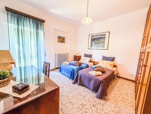 3 bedrooms, desk, iron/ironing board, free WiFi