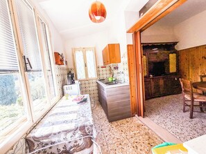 Fridge, microwave, oven, stovetop - Detached house with private pool near Bolsena and Orvieto. (Lubriano)