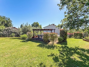 A garden with a pergola, a white building, and various plants. - Detached house with private pool near Bolsena and Orvieto. (Lubriano)