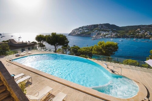 VILLA WITH SEA VIEWS, DIRECT ACCESS TO SEA, SWIMMING POOL AND PERFECT LOCATION