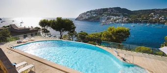 VILLA WITH SEA VIEWS, DIRECT ACCESS TO SEA, SWIMMING POOL AND PERFECT LOCATION