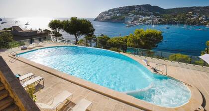 VILLA WITH SEA VIEWS, DIRECT ACCESS TO SEA, SWIMMING POOL AND PERFECT LOCATION