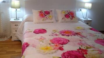 3 slaapkamers, een strijkplank/strijkijzer, reisbedje, beddengoed