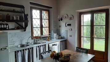 Kühlschrank, Ofen, Herdplatte, Geschirrspüler