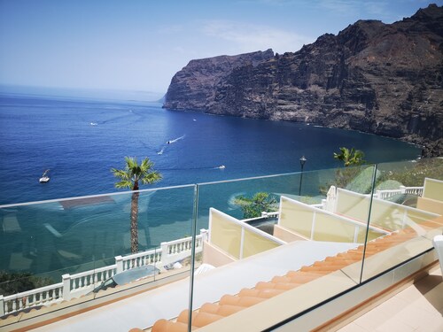 SPECTACULAR SUNNY APARTMENT WIFI, POOL, PANORAAMINEN CLIFF & SEA VIEWS. 